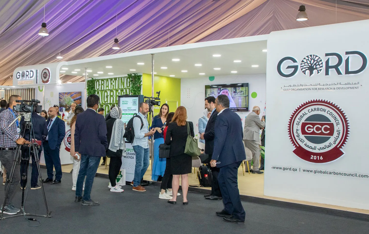Delegates at COP27 chat and network after GCC’s session on carbon finance and sustainability initiatives driving climate action